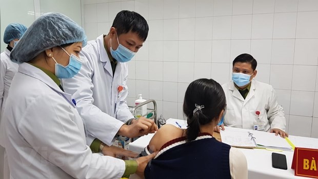 Inyecciones de la máxima dosis de la vacuna anti covid-19 a tres voluntarias vietnamitas
