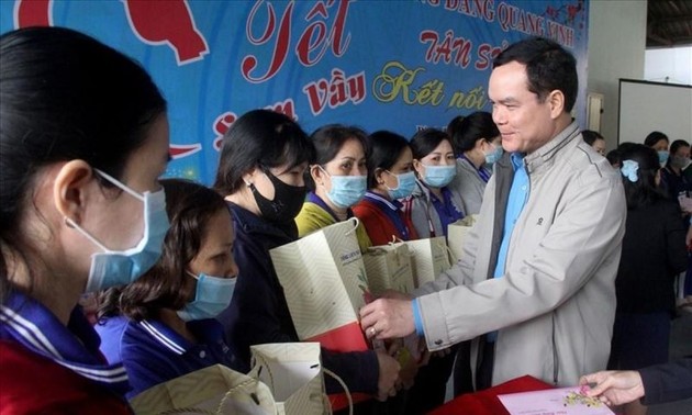 Confederación General del Trabajo de Vietnam regala 500 boletos de avión a trabajadores en ocasión del Tet