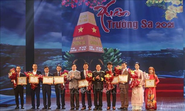 Vietnamitas siguen mostrando apoyo al pueblo y los soldados en islas patrias
