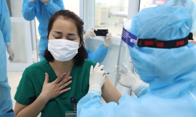 Casi 600 mil vietnamitas inmunizados contra covid-19