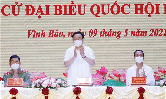 Líder parlamentario se reúne con candidatos a la Asamblea Nacional en Hai Phong