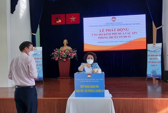 Organismos, empresas y ciudadanos siguen aportando al Fondo contra el covid-19 en Vietnam