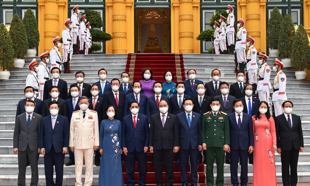 Acto de entrega de decisiones de nombramiento a los miembros del Gobierno vietnamita del nuevo mandato
