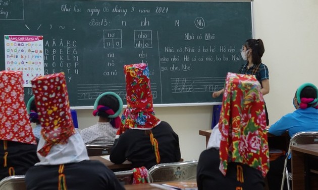 Clases de alfabetización para adultos étnicos en zonas montañosas de Binh Lieu