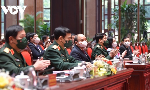 Presidente Nguyen Xuan Phuc aprecia el papel del ejército de Vietnam