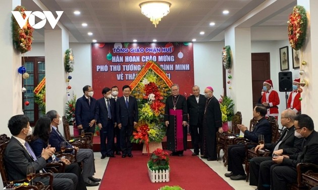 Transmiten felicitación navideña a dignatarios y creyentes católicos de Thua Thien Hue
