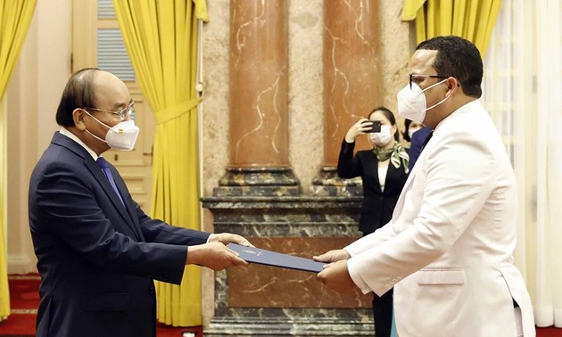 Presidente vietnamita recibe a nuevos embajadores en Hanói