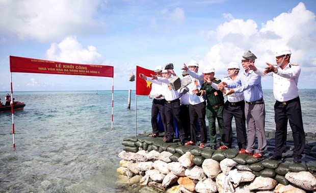Armada Popular de Vietnam visita a soldados y pobladores del distrito insular de Truong Sa