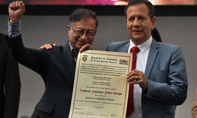 Gustavo Petro recibe credencial oficial que lo reconoce como presidente de Colombia