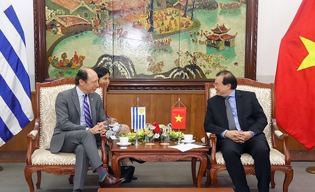 Vietnam y Uruguay consideran fomentar la cooperación bilateral en cultura, deportes y turismo