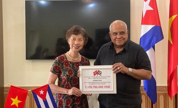 Entregan a Cuba donaciones de exestudiantes vietnamitas en solidaridad con la isla tras incendio en Matanzas