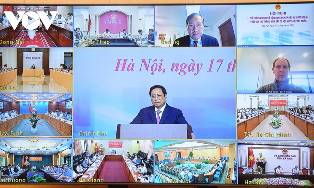 Premier vietnamita se reúne con empresas y asociaciones empresariales de inversiones extranjeras