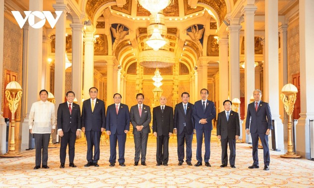 Dirigentes de ASEAN se entrevistan con el rey de Camboya