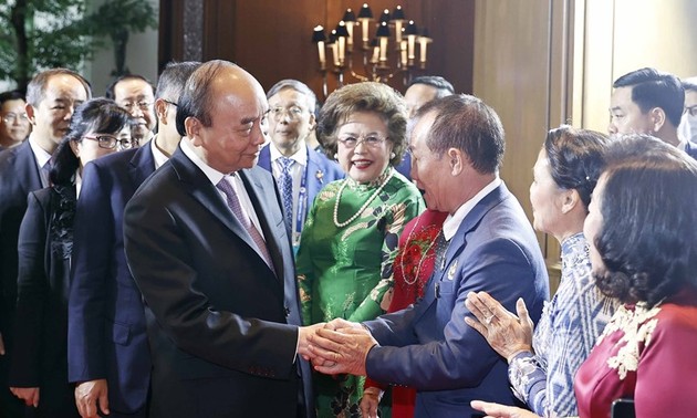 Presidente Nguyen Xuan Phuc se reúne con empresarios vietnamitas y tailandeses