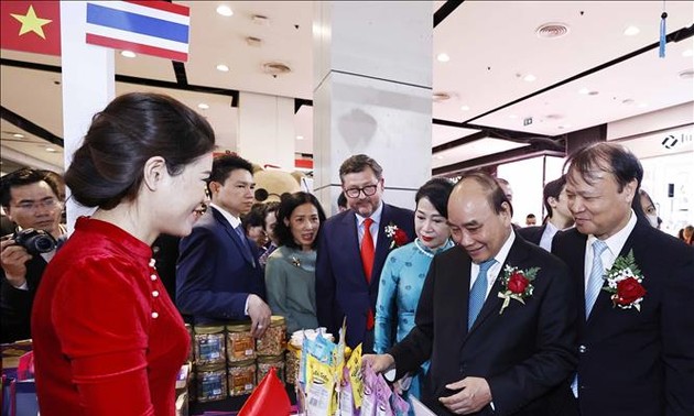 Presidente Nguyen Xuan Phuc inaugura la Semana de Productos Vietnamitas en Tailandia