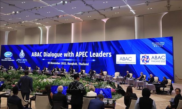 Líder vietnamita en diálogo con miembros del Consejo Consultivo Empresarial de APEC de APEC