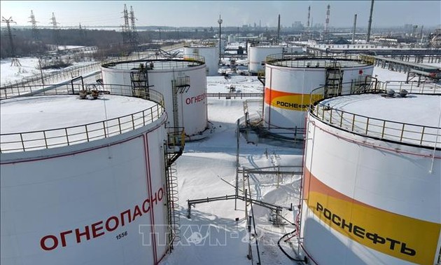 Unión Europea acuerda fijar el precio tope al petróleo ruso en 60 dólares por barril