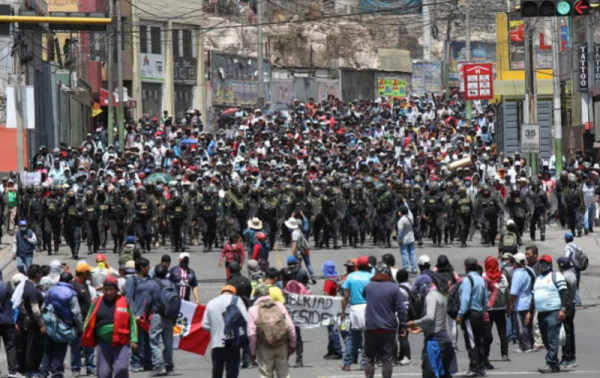 Gobierno de Perú decreta estado de emergencia en el país por crisis política