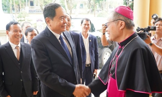 Vice titular del Parlamento visita la comunidad católica en Hue con motivo de la Navidad