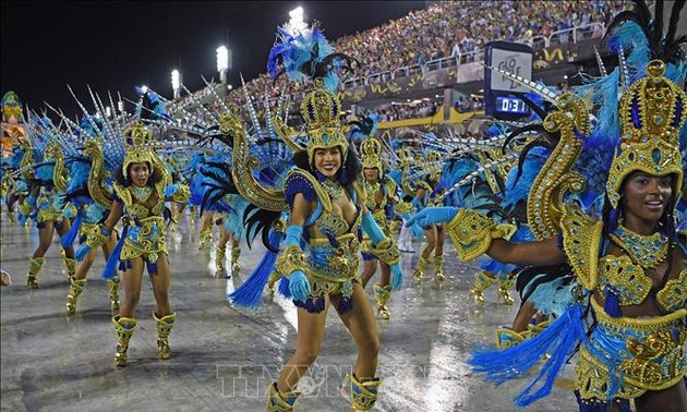 Regresa el Carnaval de Río de Janeiro a colorear las calles de Brasil 