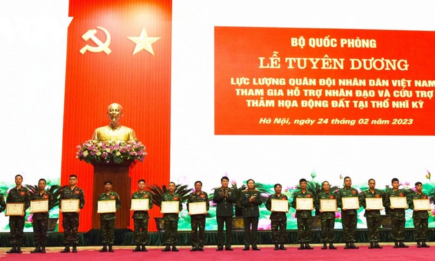 Distinguen a 76 rescatistas vietnamitas tras cumplir su misión en Turquía 