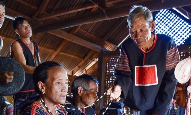 Los M’Nong Rlam honran a personas de edad en celebración de la longevidad