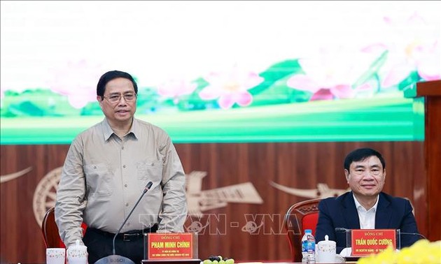 Primer ministro trabaja con autoridades de la provincia de Dien Bien