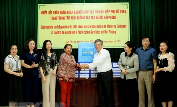 Delegación de la Federación de Mujeres Cubanas visita Hai Phong