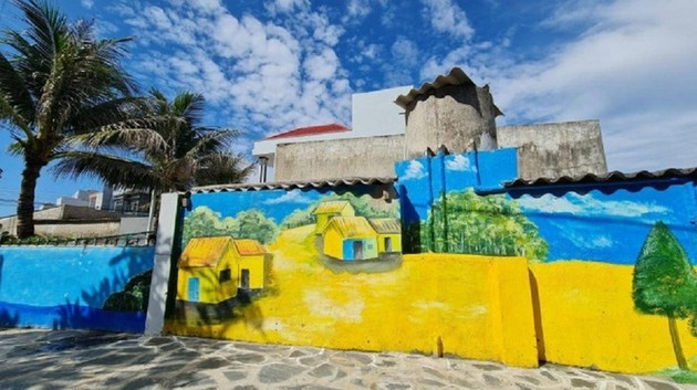 Coloridos murales del pueblo pesquero de Nhon Ly