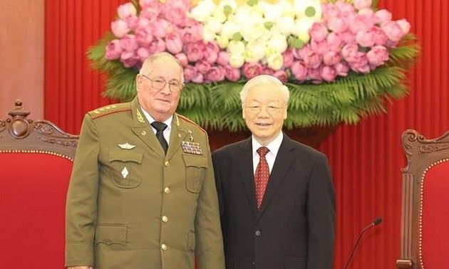 Altos líderes de Vietnam reciben al ministro de las Fuerzas Armadas Revolucionarias de Cuba