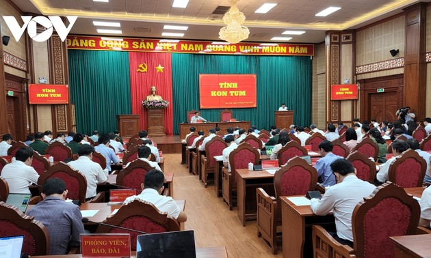 Premier Pham Minh Chinh se reúne con el Comité del Partido Comunista en la provincia de Kon Tum