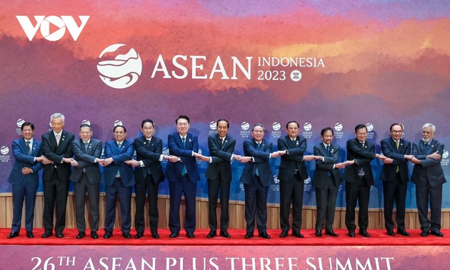 Premier vietnamita asiste a Cumbres de la ASEAN y socios