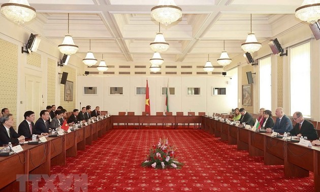 Presidente del Parlamento vietnamita conversa con su par búlgaro 