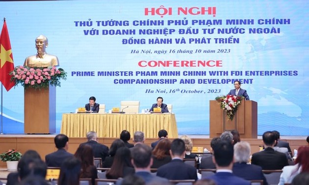 Encuentro entre Primer Ministro y empresas con inversiones extranjeras en Vietnam