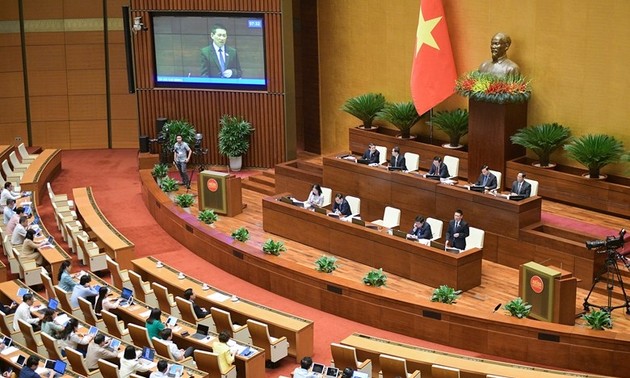 Primeras comparecencias ante el Parlamento de Vietnam centradas en inversiones, finanzas y banca