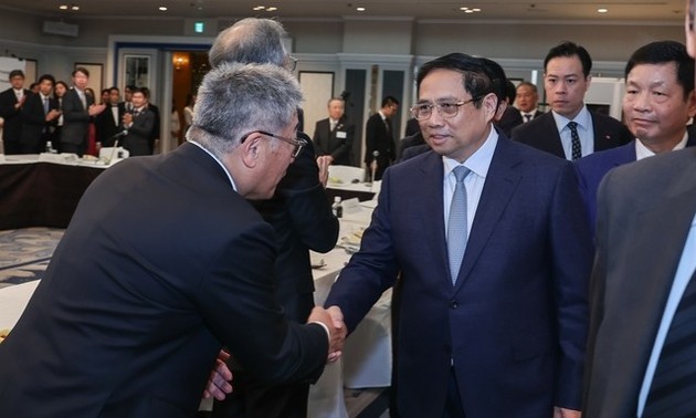 Primer Ministro de Vietnam se reúne con empresas de micro chips y semiconductores de Japón