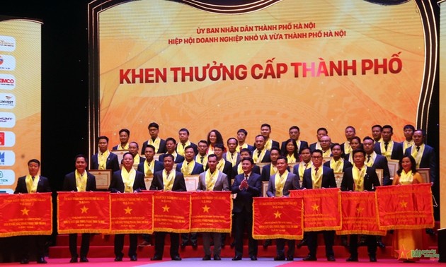 Distinguen a más de 100 empresas destacadas de Hanói en 2023