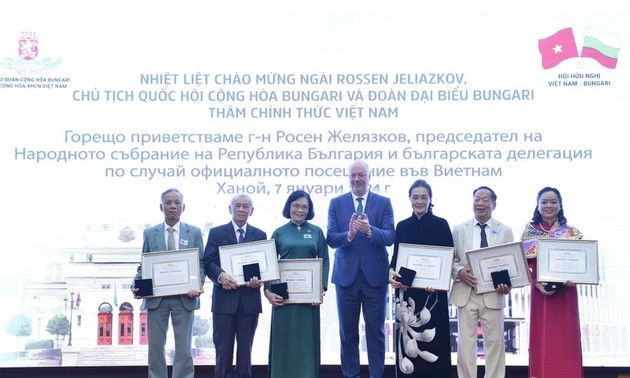 Titular del Parlamento búlgaro se reúne con ex estudiantes vietnamitas en Bulgaria