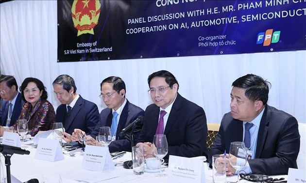 Primer ministro vietnamita preside coloquio con empresas en tecnología
