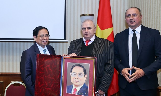 Premier Pham Minh Chinh: Vietnam agradece el valioso apoyo de los amigos rumanos
