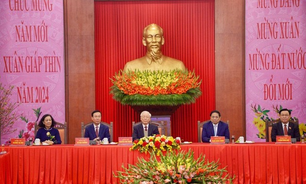 Dirigentes vietnamitas muestran gratitud a los antecesores en encuentro previo a festejos del Tet