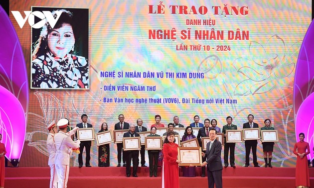 Distinguen a casi 400 artistas vietnamitas con mayores contribuciones