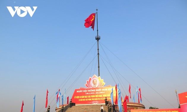 Celebran ceremonia de izamiento de la bandera de la unificación de Vietnam en reliquia nacional 