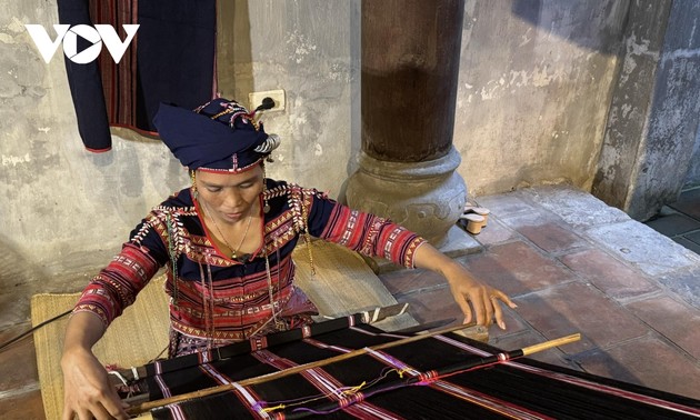 Aldea de Xi Thoai promueve oficio tradicional milenario de tejido de brocado