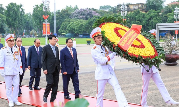 Tributan honores al presidente Ho Chi Minh en su Mausoleo en Hanói