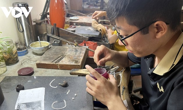 Regresa con vitalidad el valioso oficio tradicional de filigrana de plata de Dinh Cong