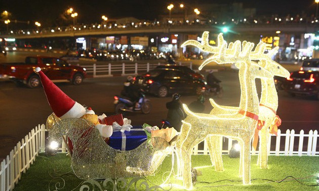 Seasonal Christmas atmosphere descends onto Hanoi’s streets