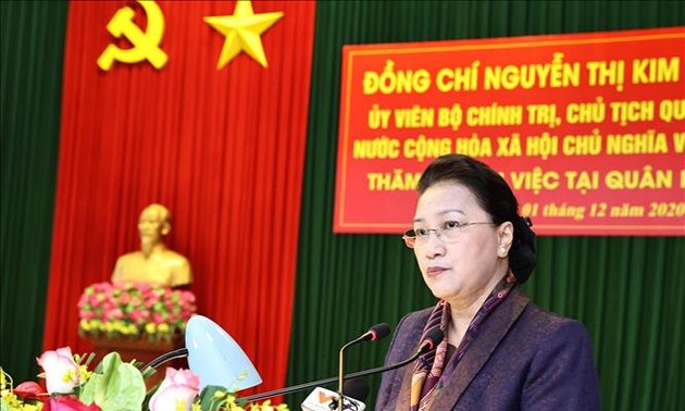 Nguyên Thi Kim Ngân travaille avec des responsables de la 4e Zone militaire