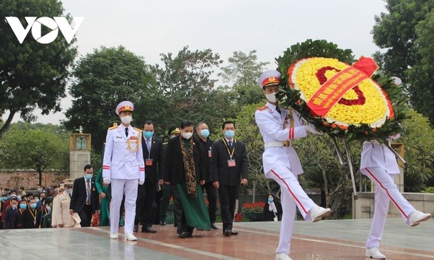 Truong Hoa Binh offre de l’encens en mémoire des rois Hùng et rend hommage au Président Hô Chi Minh