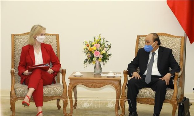 Le PM Nguyên Xuân Phuc reçoit la ministre britannique du Commerce international